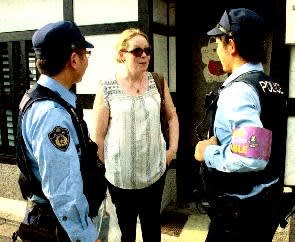 英語で道案内する警察官