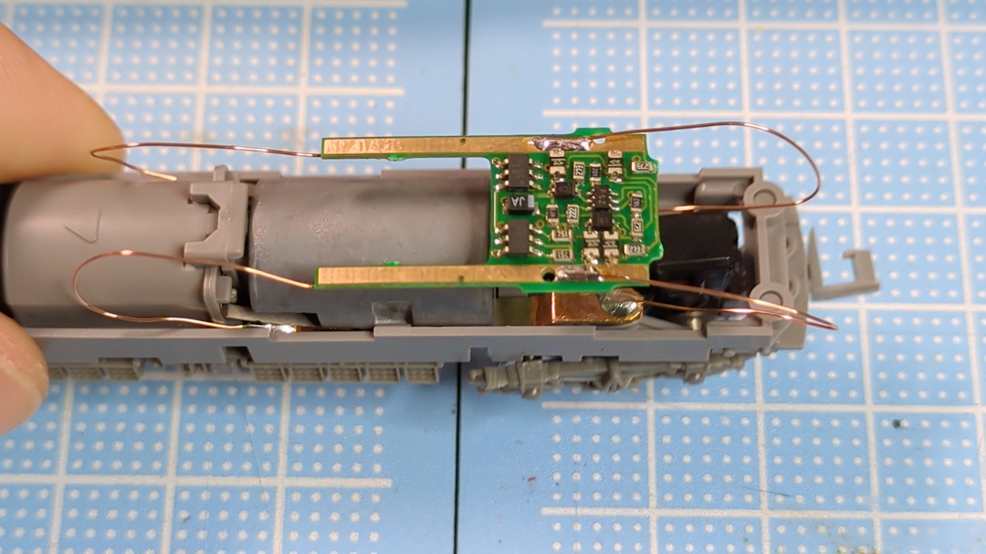 NゲージDCC】鉄コレ動力車を完全DCC化その2！EM13デコーダーの搭載手順