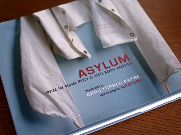 ASYLUM: Inside the Closed World 写真集