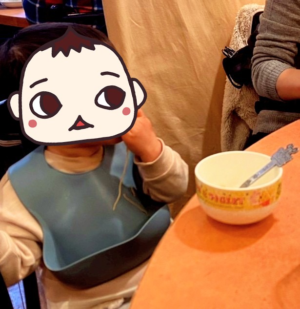ラーメンを食べる弟ぽよ
