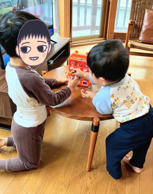 自販機のおもちゃで遊ぶ兄弟