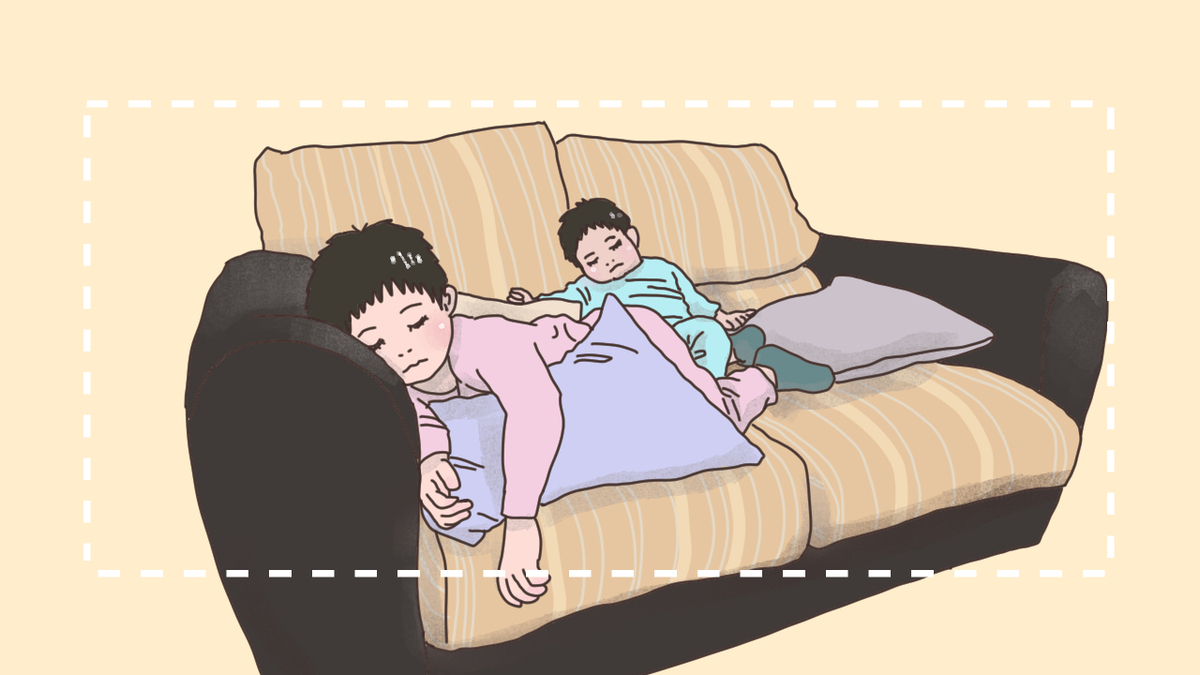 ソファーで寝る男の子