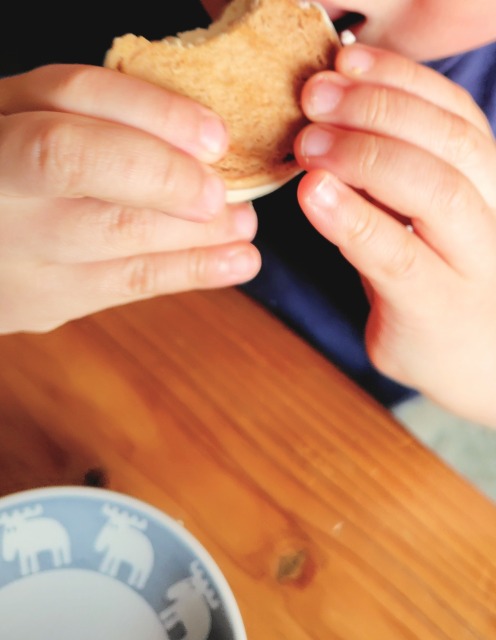 バターチーズサンドを食べる