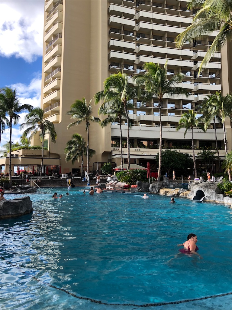 ハワイ旅行 シェラトンワイキキ 大人用インフィ二ティプールで至福の時間 ワイキキno1絶景プール がめつい女のブログ 