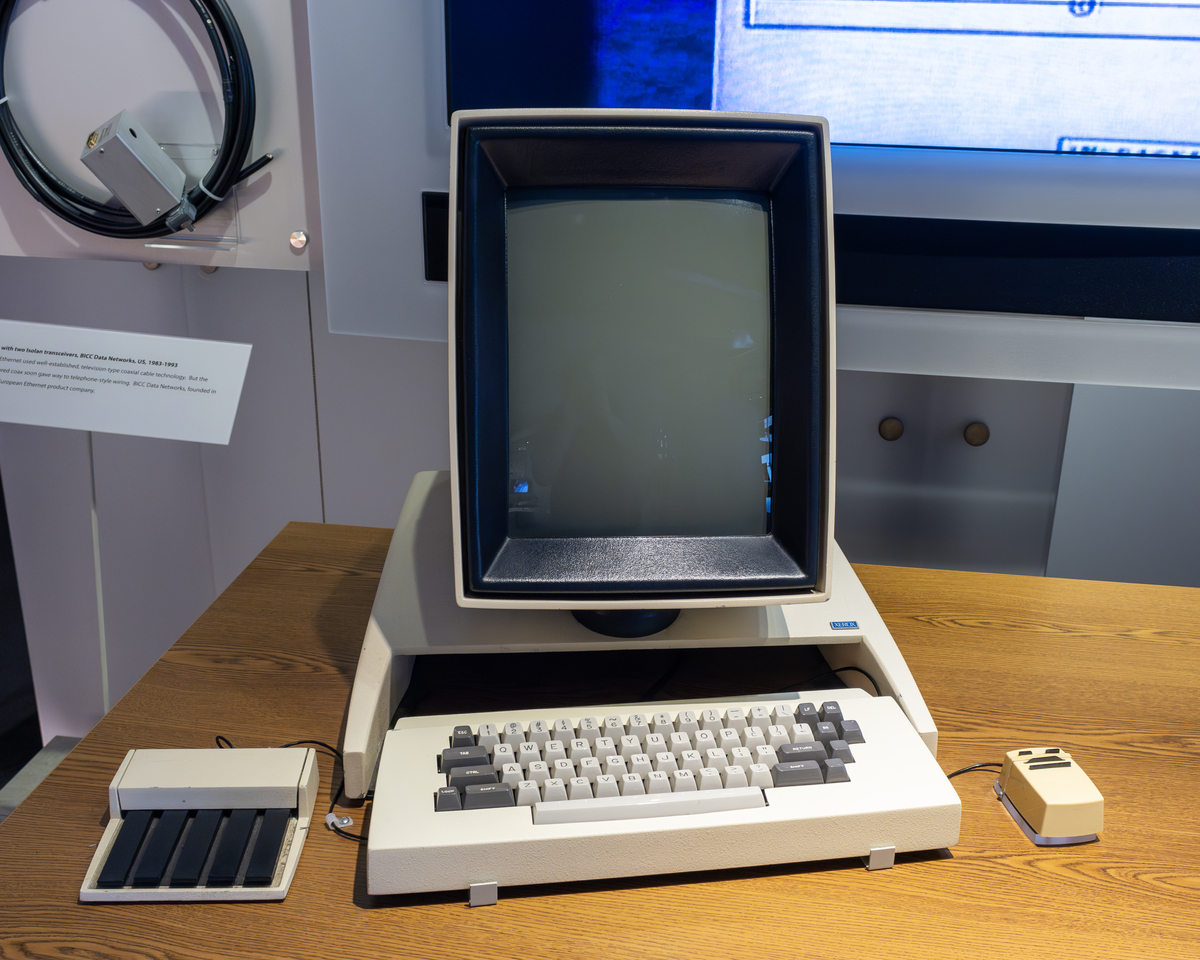 Xerox Alto（1973）&mdash; マウスとビットマップディスプレイを備えた、現代GUIの原型となったコンピュータ: Photo by Ed Uthman, CC BY-SA 4.0, via Wikimedia Commons