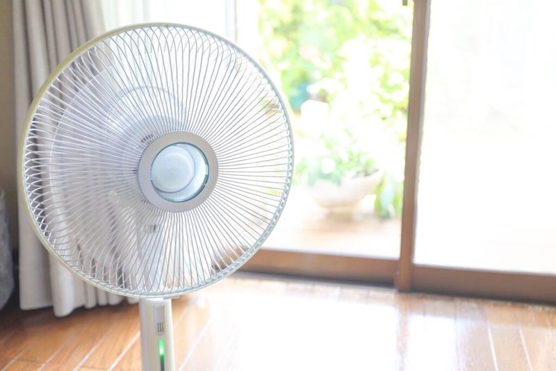 エアコンなしで部屋を涼しくする方法14選！戸建ての2階や寝苦しい夜の暑さ対策も紹介 - 暮らしのハテナ