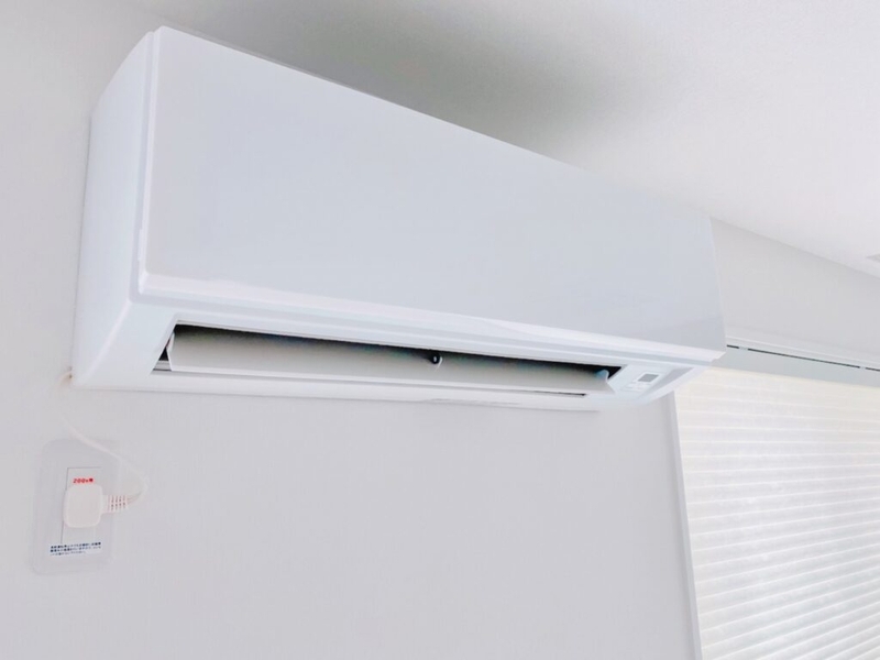 エアコンなしで部屋を涼しくする方法14選!戸建ての2階や寝苦しい夜の暑さ対策も紹介 - 暮らしのハテナ