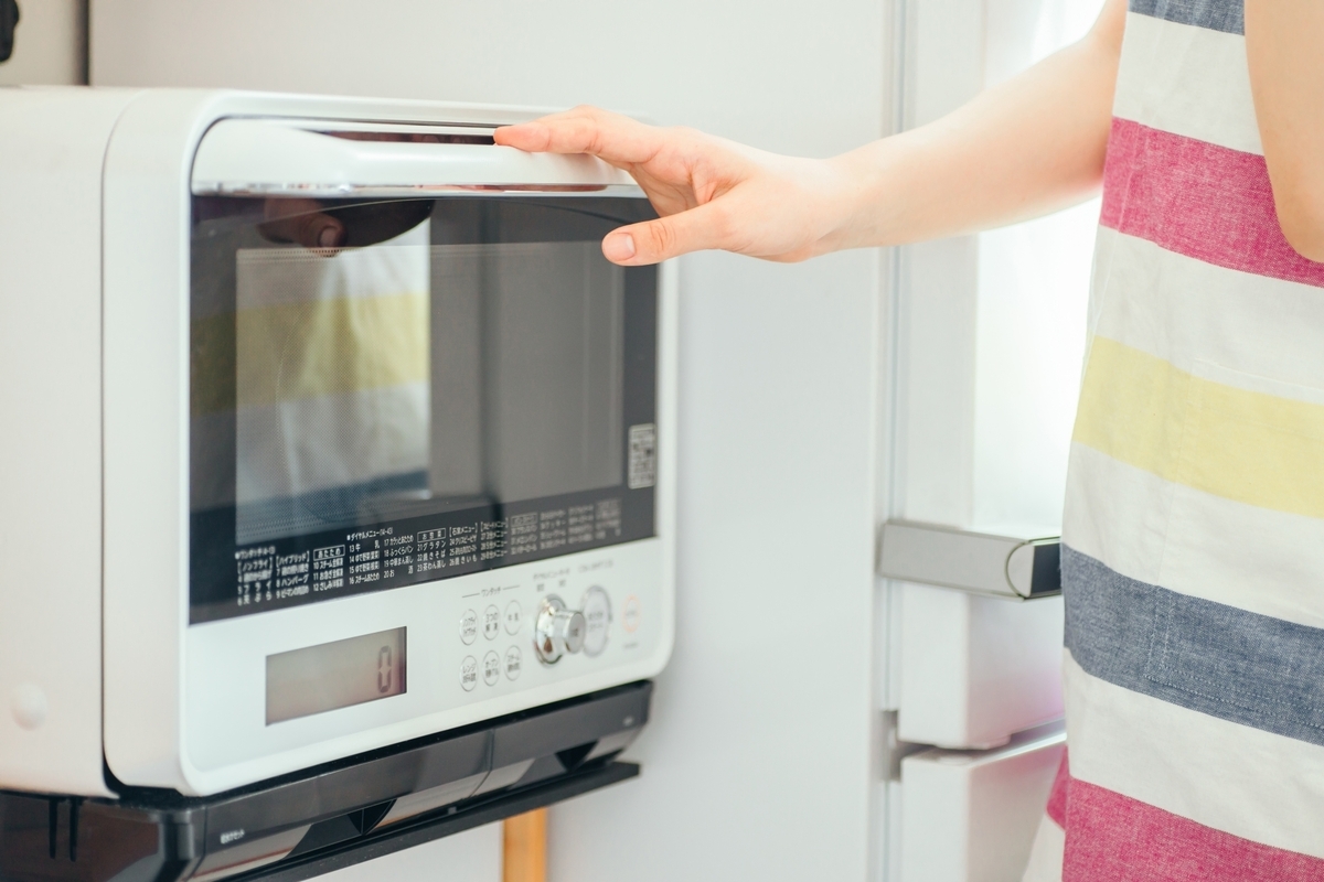 電子レンジ　使用期間わずかです 電子レンジの寿命は約10年｜壊れる前兆のサインやおすすめの処分方法を
