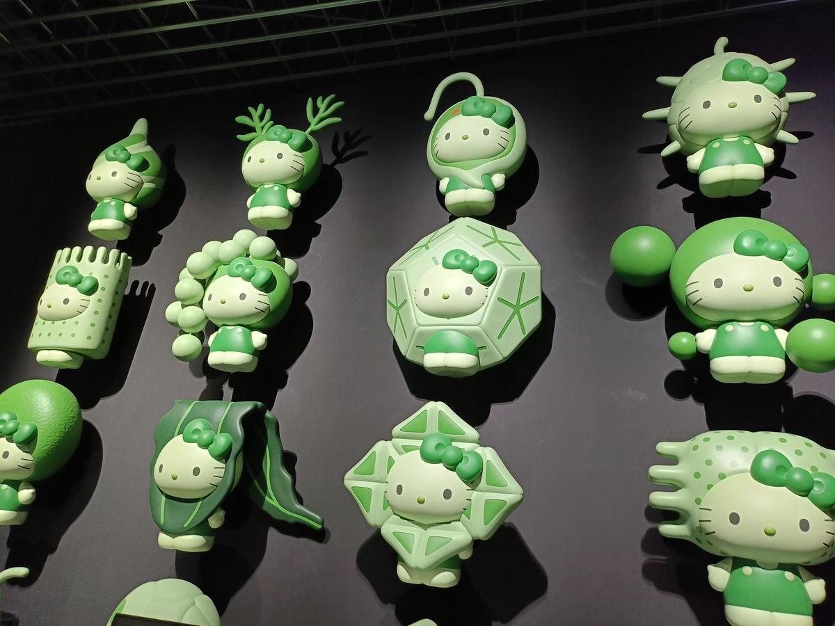 天然石　フローライト　キティちゃん　カービング　かんざし　置物⭐️1579 万博の日本館で火星の石をみて緑色のおもしろいキティちゃんをたくさん