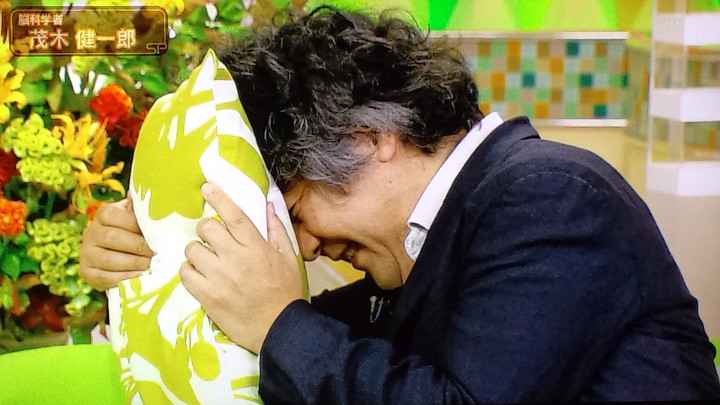 頭を抱える茂木さん 
