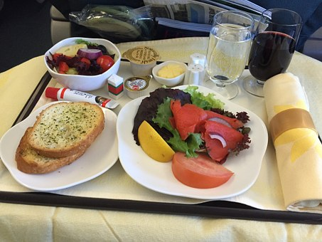 新情報 機内食 チキンオアフィッシュは 時代遅れ 海外旅行のしおり