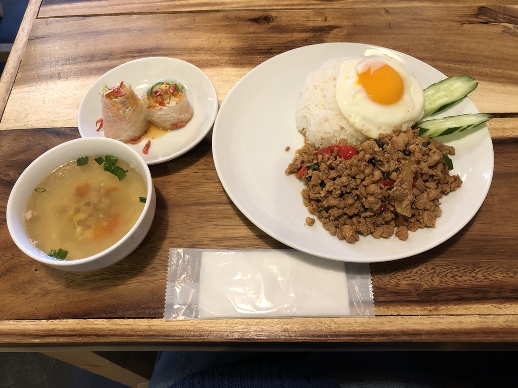 サバイディー　カオガパオ（鶏肉のバジルご飯）