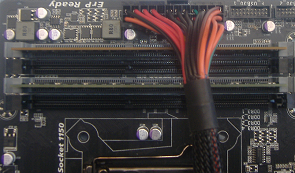 自作PC 組み立て工程14 マザーボードに電力を供給するケーブルの接続の仕方説明画像2枚目