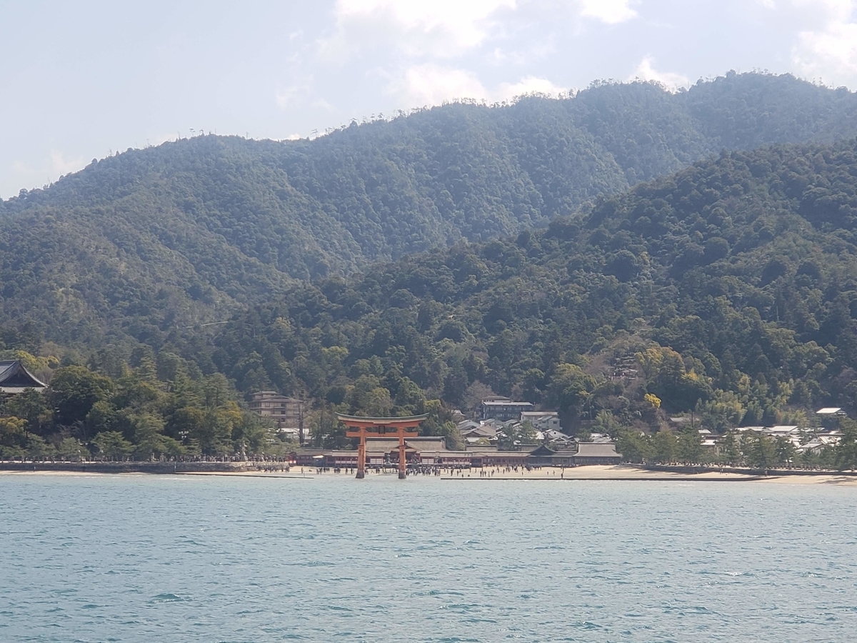 フェリーから見た宮島