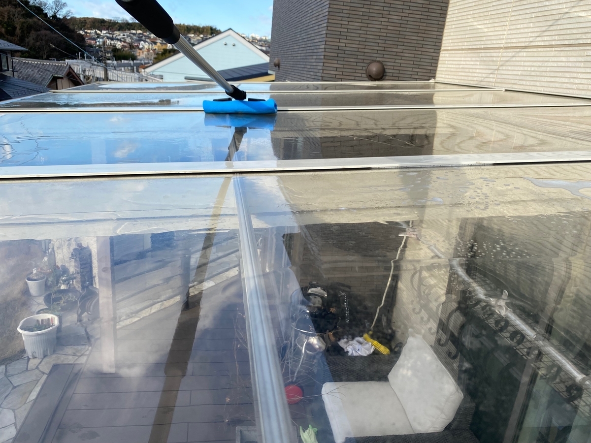 庭掃除 簡単 便利 伸縮可能な スポンジモップ でテラス屋根の掃除をやってみた パパの手間いらず庭づくり 庭掃除 簡単 便利 伸縮可能な スポンジモップ でテラス屋根の掃除をやってみた パパの手間いらず庭づくり
