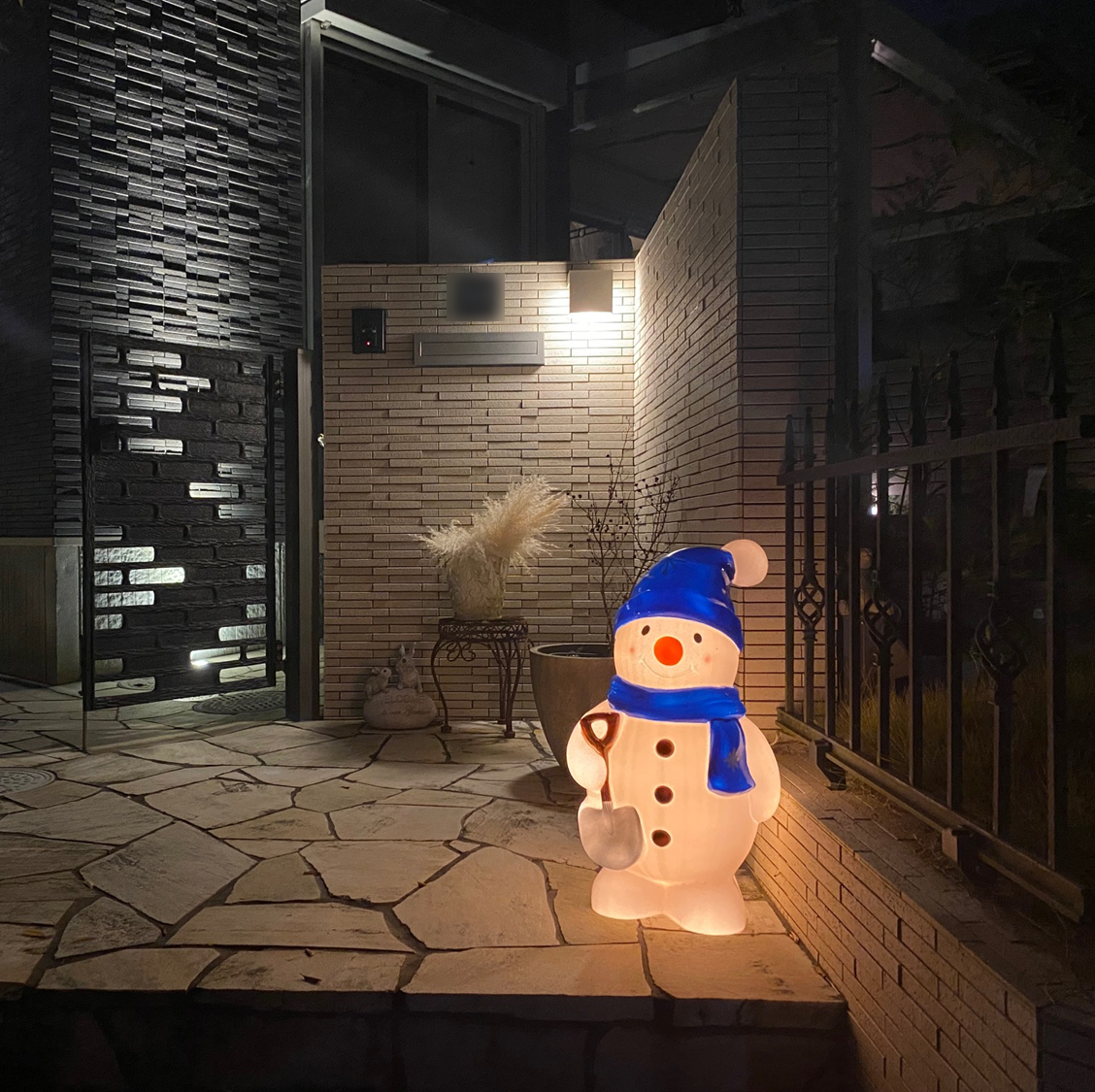 スノーマンのイルミネーションを玄関前に設置してみた！ - パパの手間