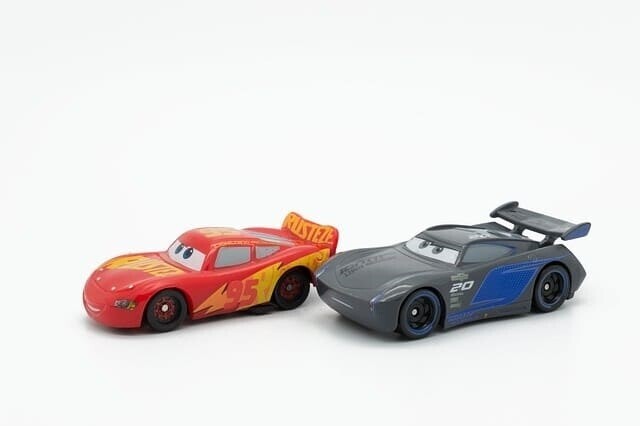 カーズのトミカ（おもちゃ）はどこで買える?【トレーラーや青い車,フォークリフト,黒い車の名前は?】