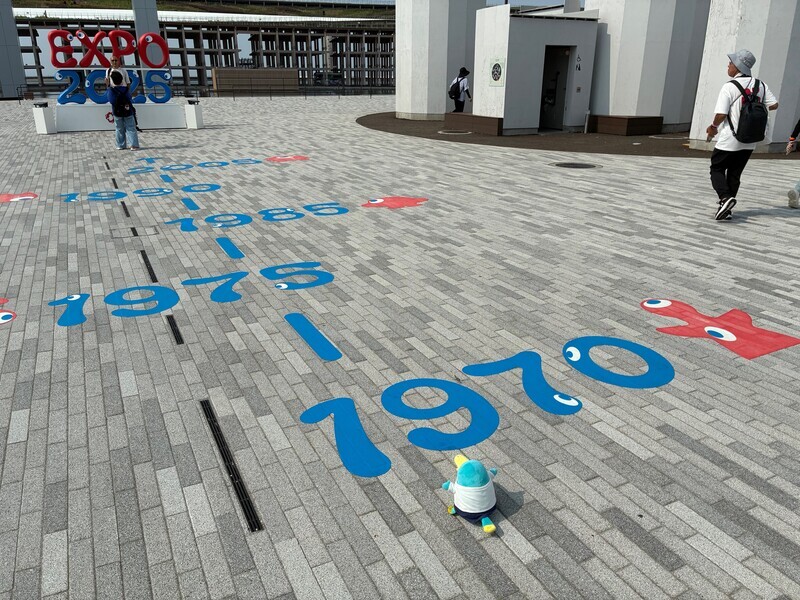 狙いは”夜の万博”！イコちゃんとちびすけ、万博ミニ花火に大興奮