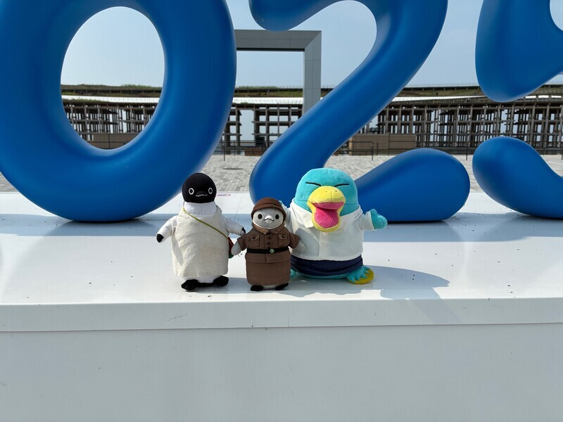 狙いは”夜の万博”！イコちゃんとちびすけ、万博ミニ花火に大興奮