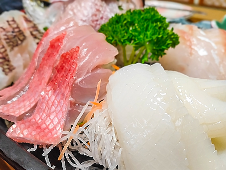 新鮮な魚の盛り合わせ