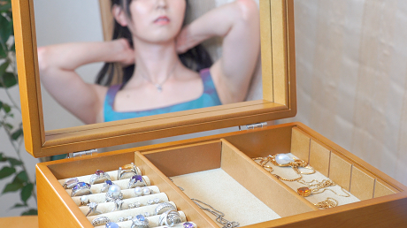 働く女性がスパークルボックスのアクセサリーを身につけている様子