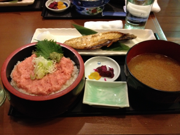 ネギトロ丼と白カレイの焼き魚