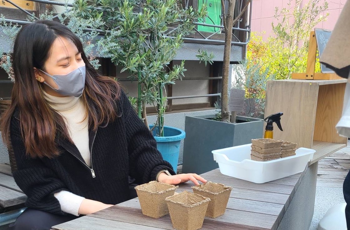 タネ植え体験の説明風景