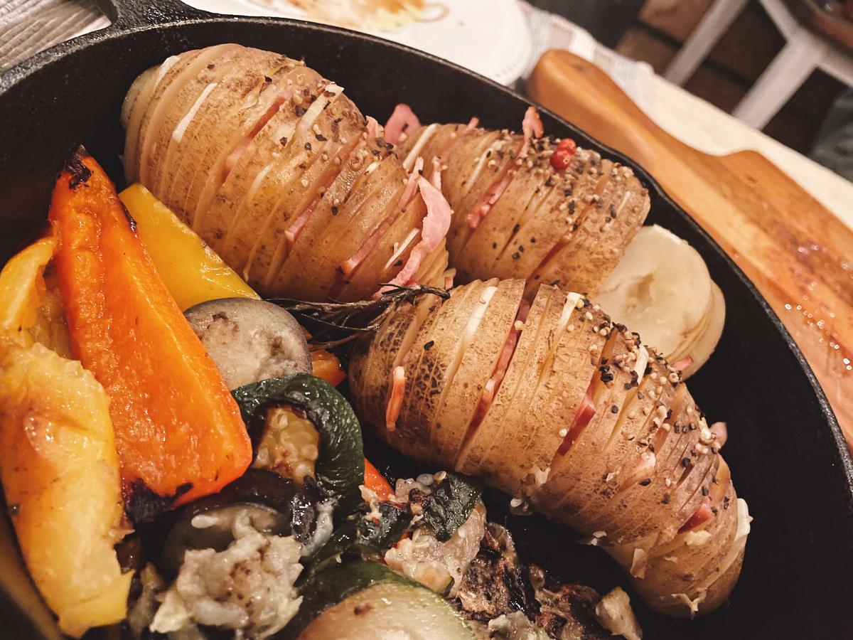 グランピング飯のハッセルバックポテト。芋は無条件に好き。