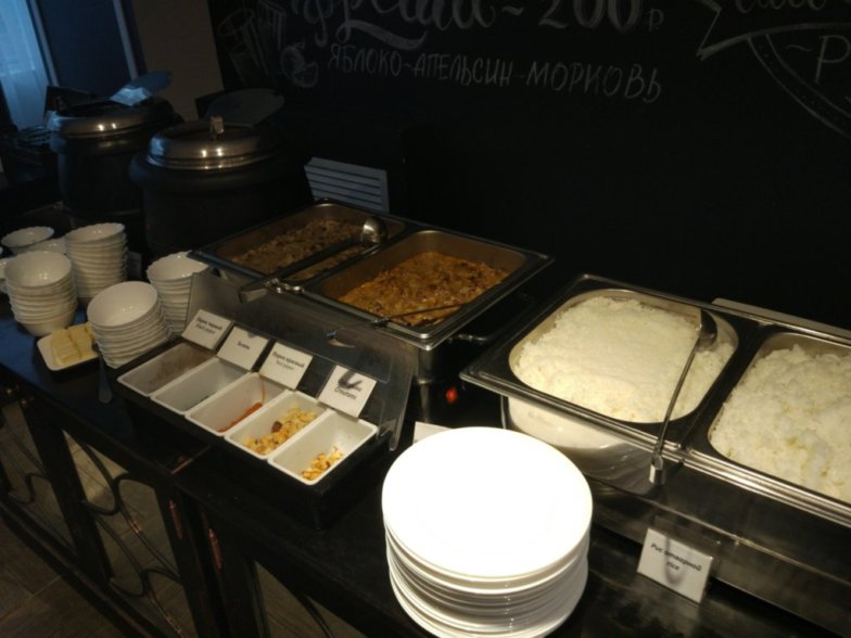 ウラジオストク、ホテル ジェムチャズィナ 朝食会場(ビュッフェ)