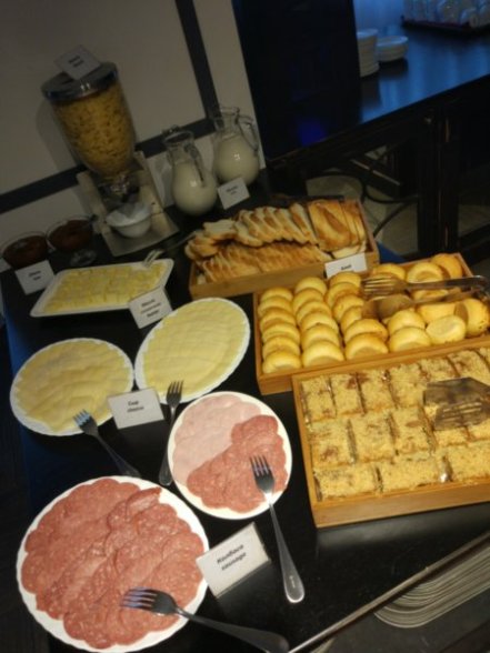 ウラジオストク、ホテル ジェムチャズィナ 朝食会場(ビュッフェ)