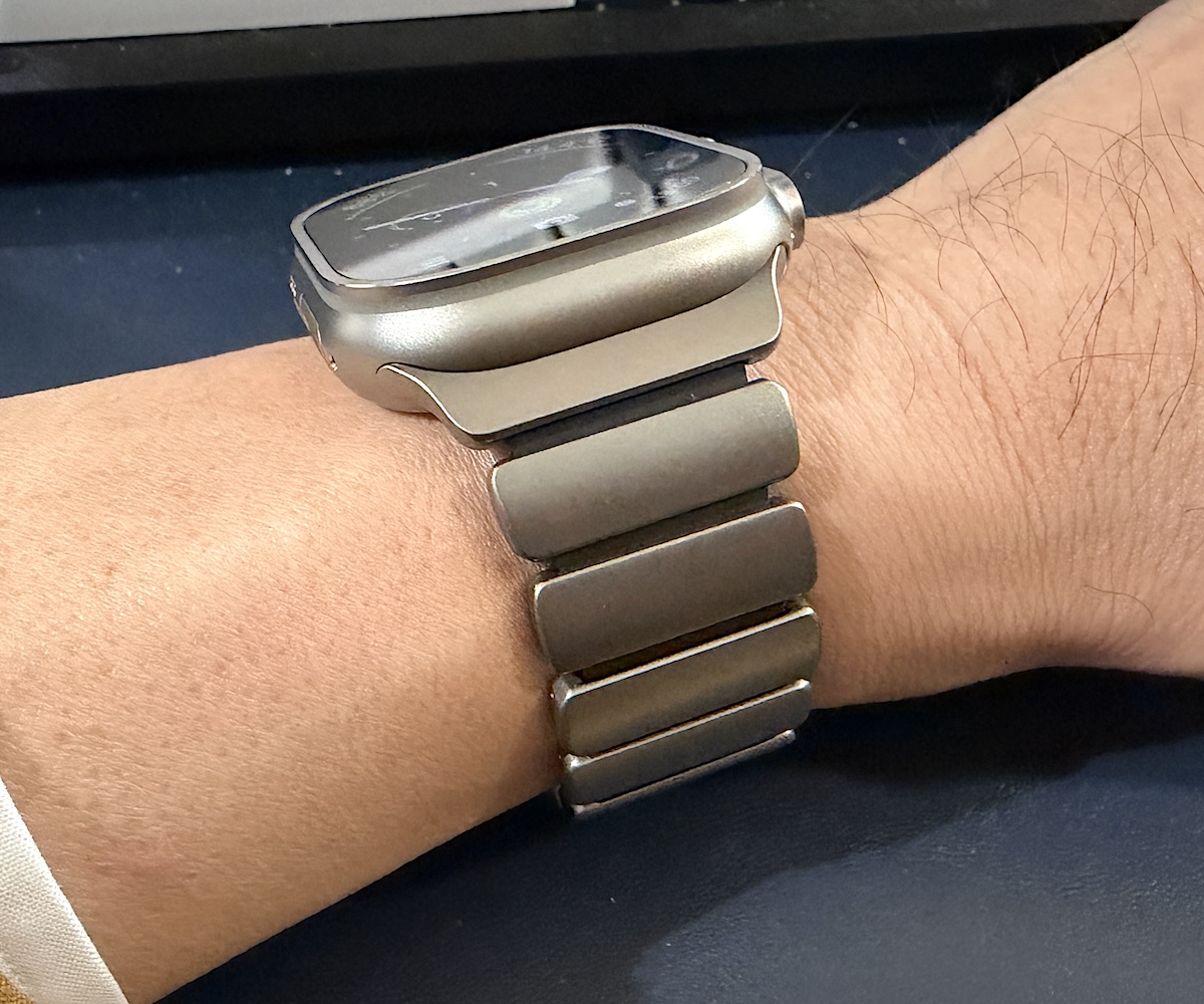 Apple Watch用「チタニウム + FKMゴム」のハイブリッドバンド NOMAD