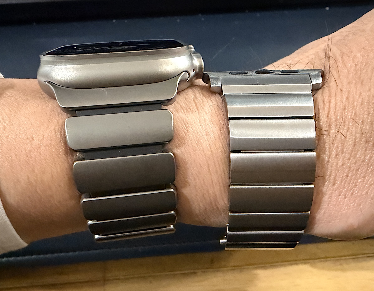 Apple Watch用「チタニウム + FKMゴム」のハイブリッドバンド NOMAD 