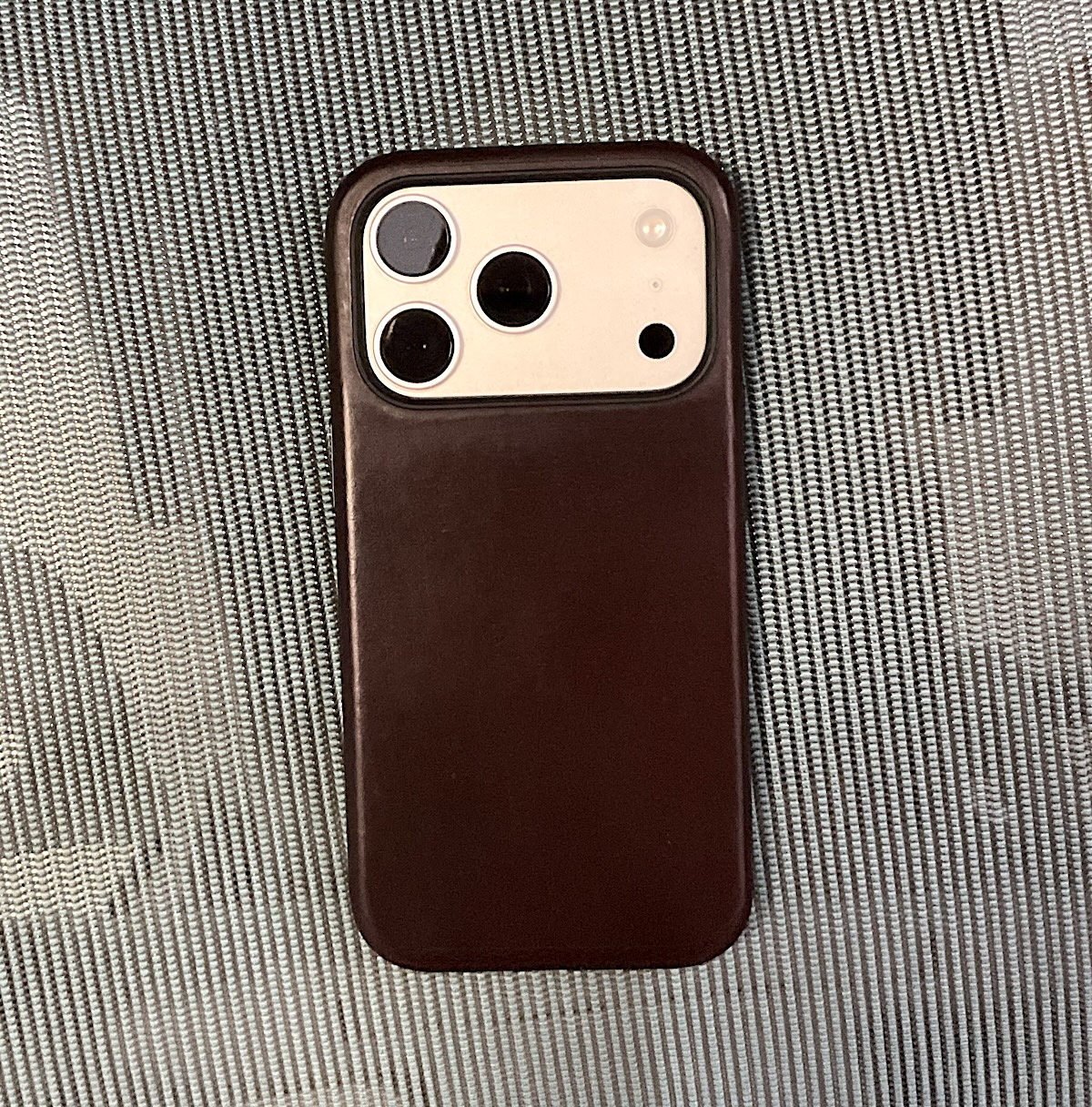 NOMAD iPhone17 Proケース「Modern Leather Case」購入〜Horweenレザー