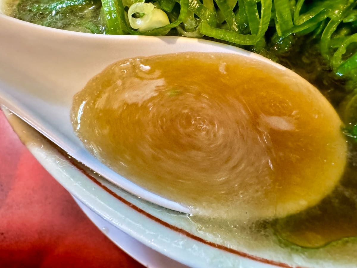 本家第一旭 たかばし本店のチャーシューメンネギ多め スープ