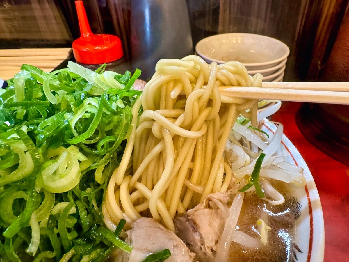 本家第一旭 たかばし本店のチャーシューメンネギ多め 麺