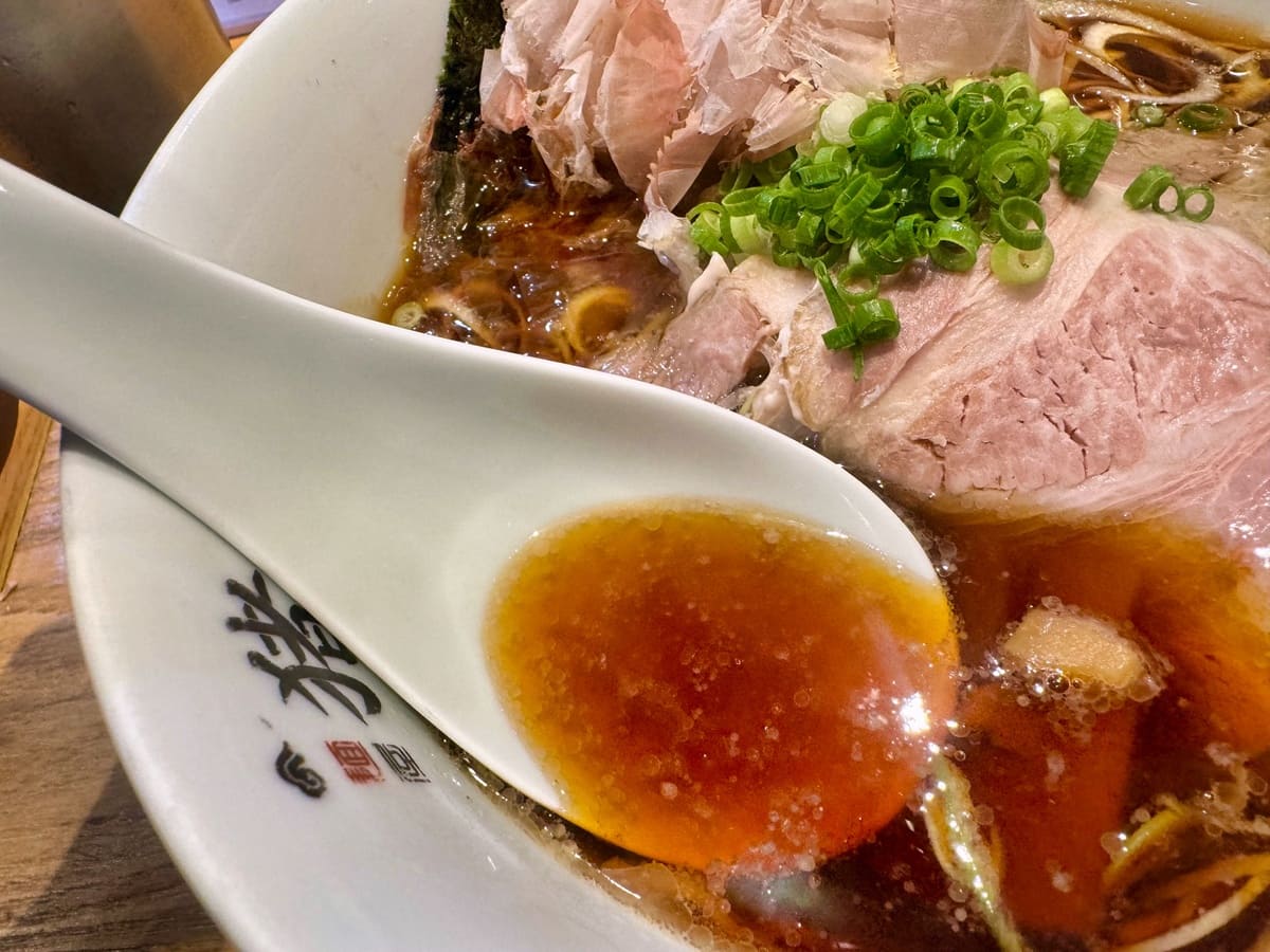 麺屋猪一の出汁そば黒醤油 スープ