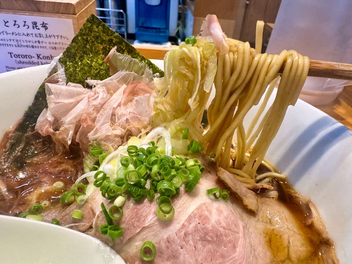 麺屋猪一の出汁そば黒醤油 麺