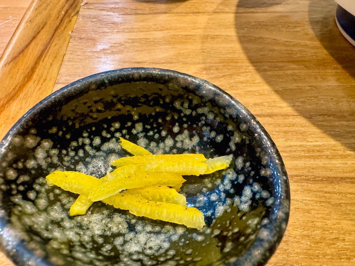 麺屋猪一の出汁そば黒醤油 柚子皮