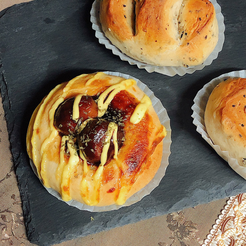 パン作り記録 全粒粉入りのお惣菜パン 黒ごまチーズ ミートボールマヨ Minami 家族ごはんと暮らし