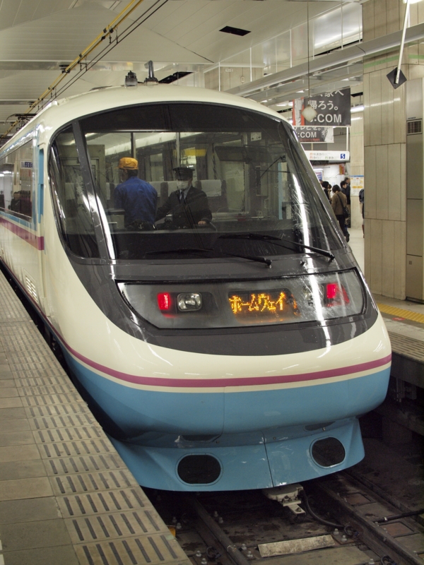 特急あさぎり 新宿駅到着、折り返しホームウェイに