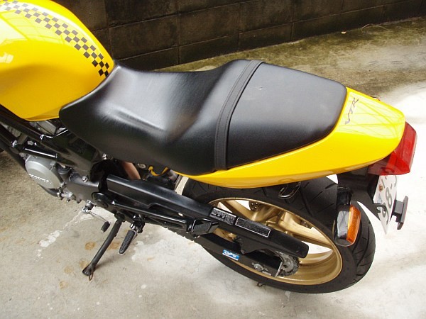 激レア HONDA VTR250 キャブ車 シート アンダートレー 激レア HONDA VTR250 キャブ車 シート アンダートレー - メルカリ