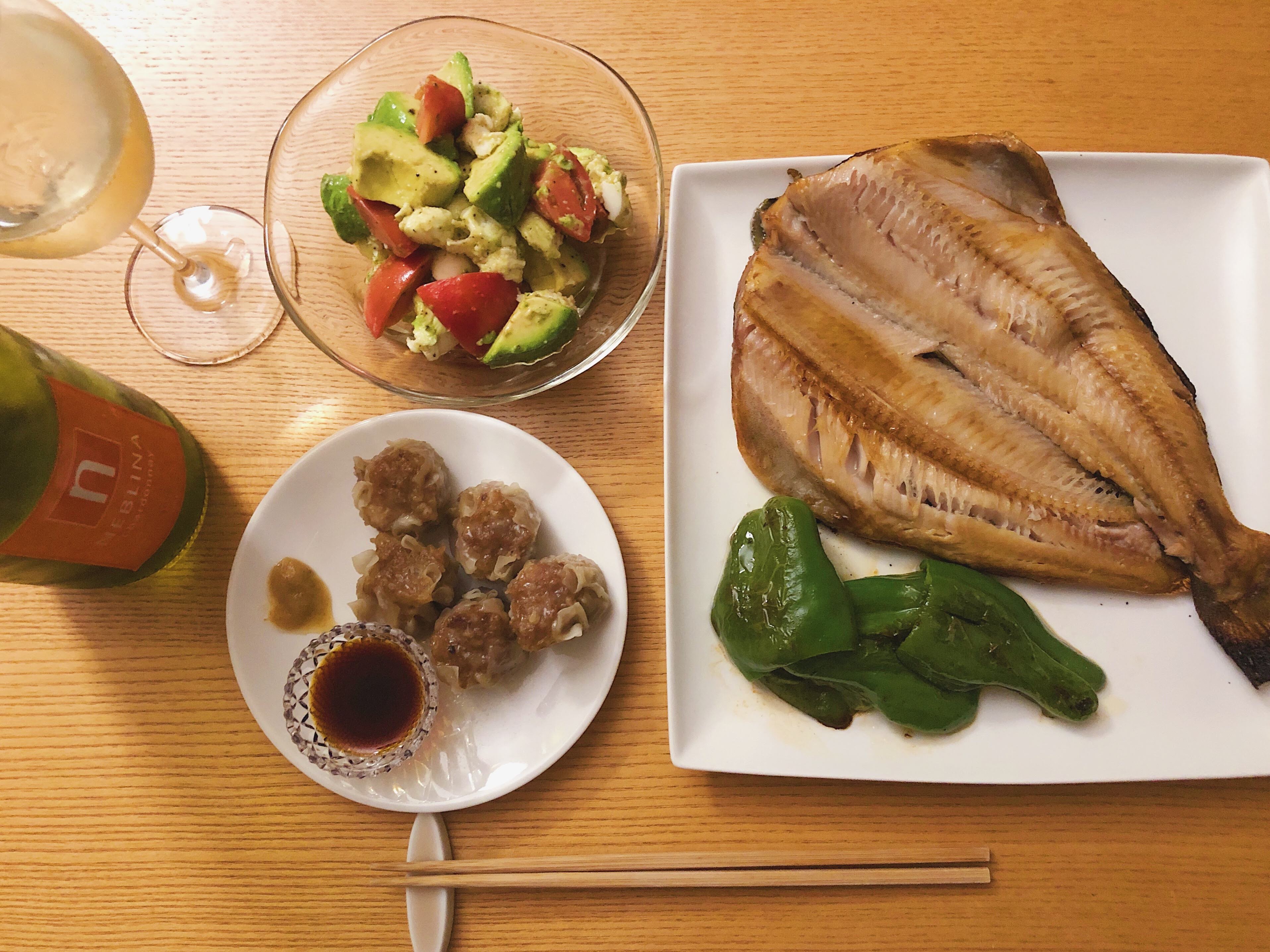 コスパ最高の肴で飲む ほっけの開き シュウマイ トマトアボカドのサラダ 家飲みからこんにちは