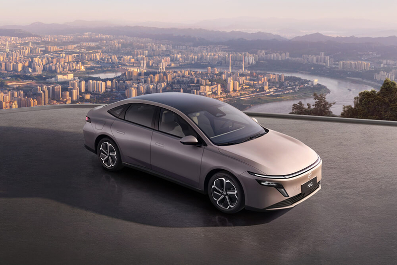 東風汽車の車両をベースに開発した東風日産のPHEV「N6」(画像:日産)
