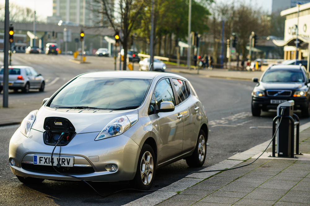 街道で充電をするEV（電気自動車）