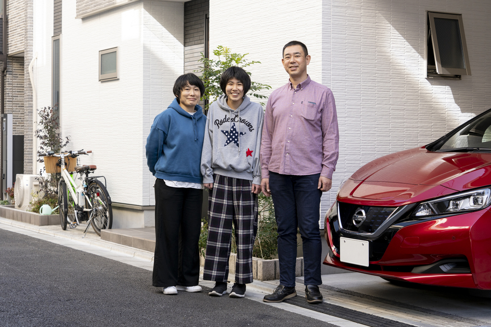 電気自動車（EV）と竹村さん家族