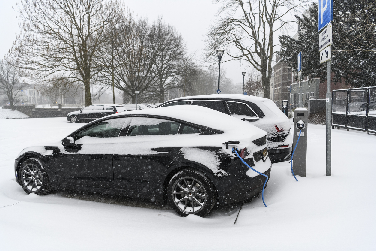 雪の中充電をする電気自動車（EV）