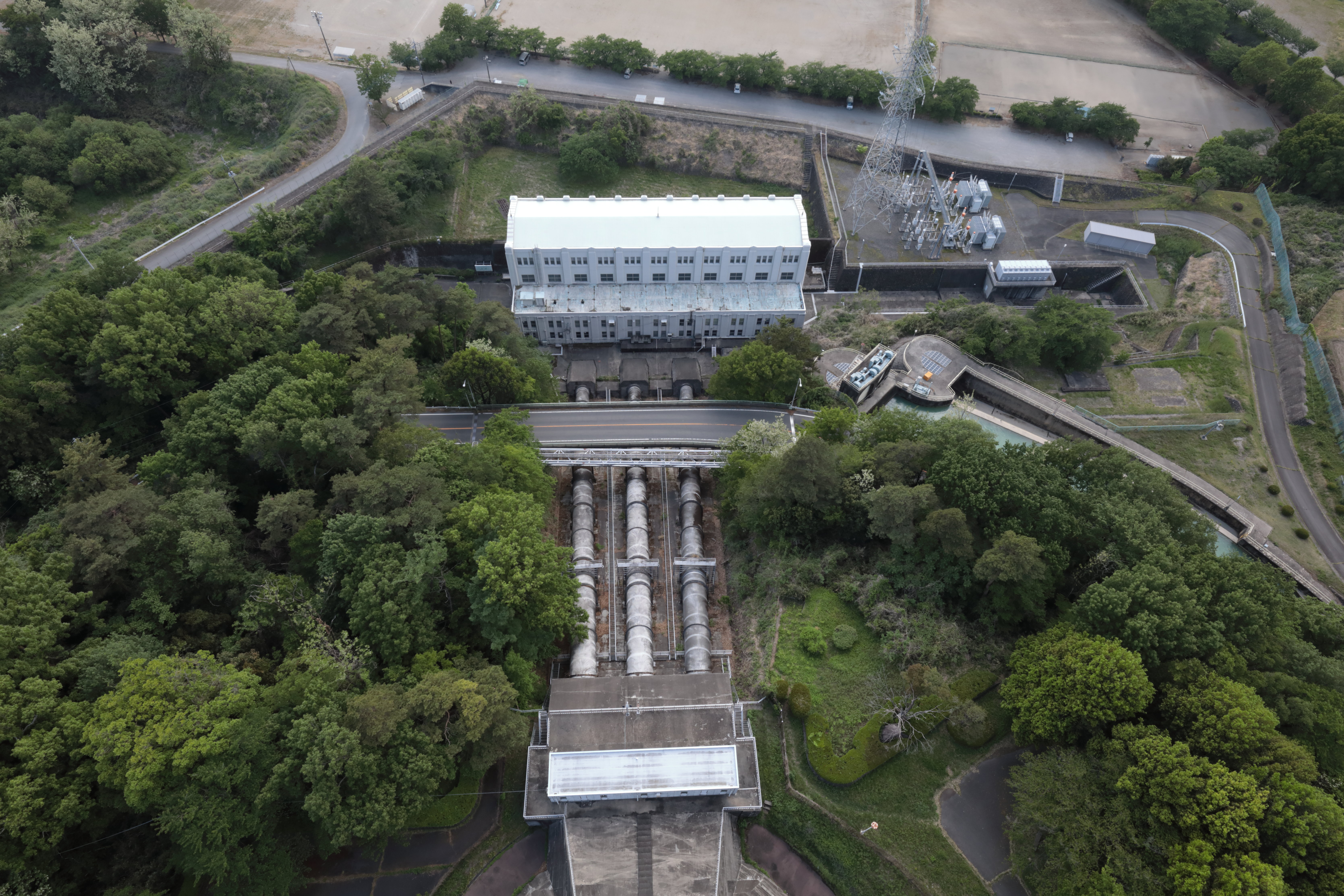 発電所の建屋と3本の鉄管