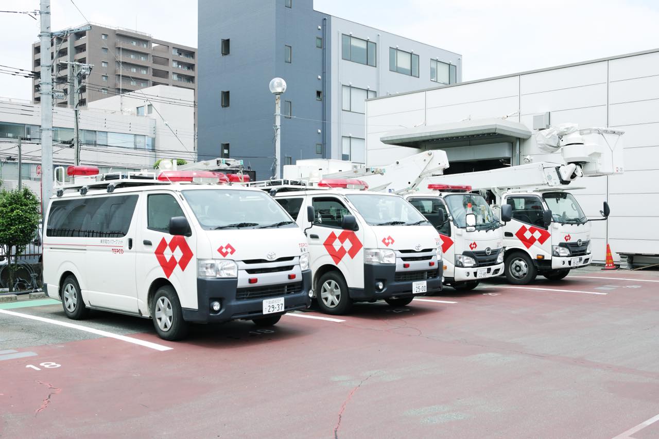 緊急出動車と高所作業車