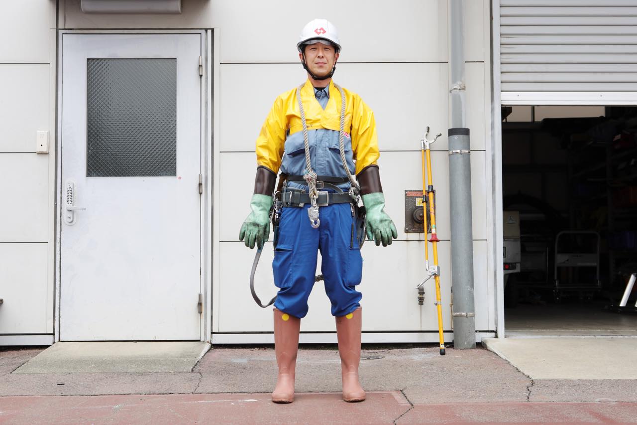 高圧線作業の際の装備一式を装着した能登さん