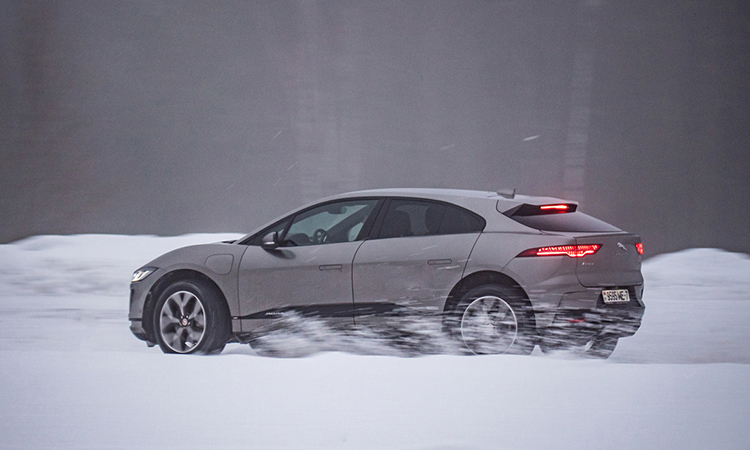 istock画像　走行中のEV